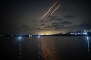 Misiles iraníes atraviesan el espacio aéreo de la Franja de Gaza antes de alcanzar objetivos dentro de Israel. EFE/Haitham Imad