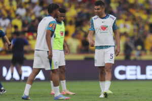 Casemiro (d) de Brasil participa en el calentamiento previo al partido de eliminatorias sudamericanas ante Ecuador. EFE/José Jacome