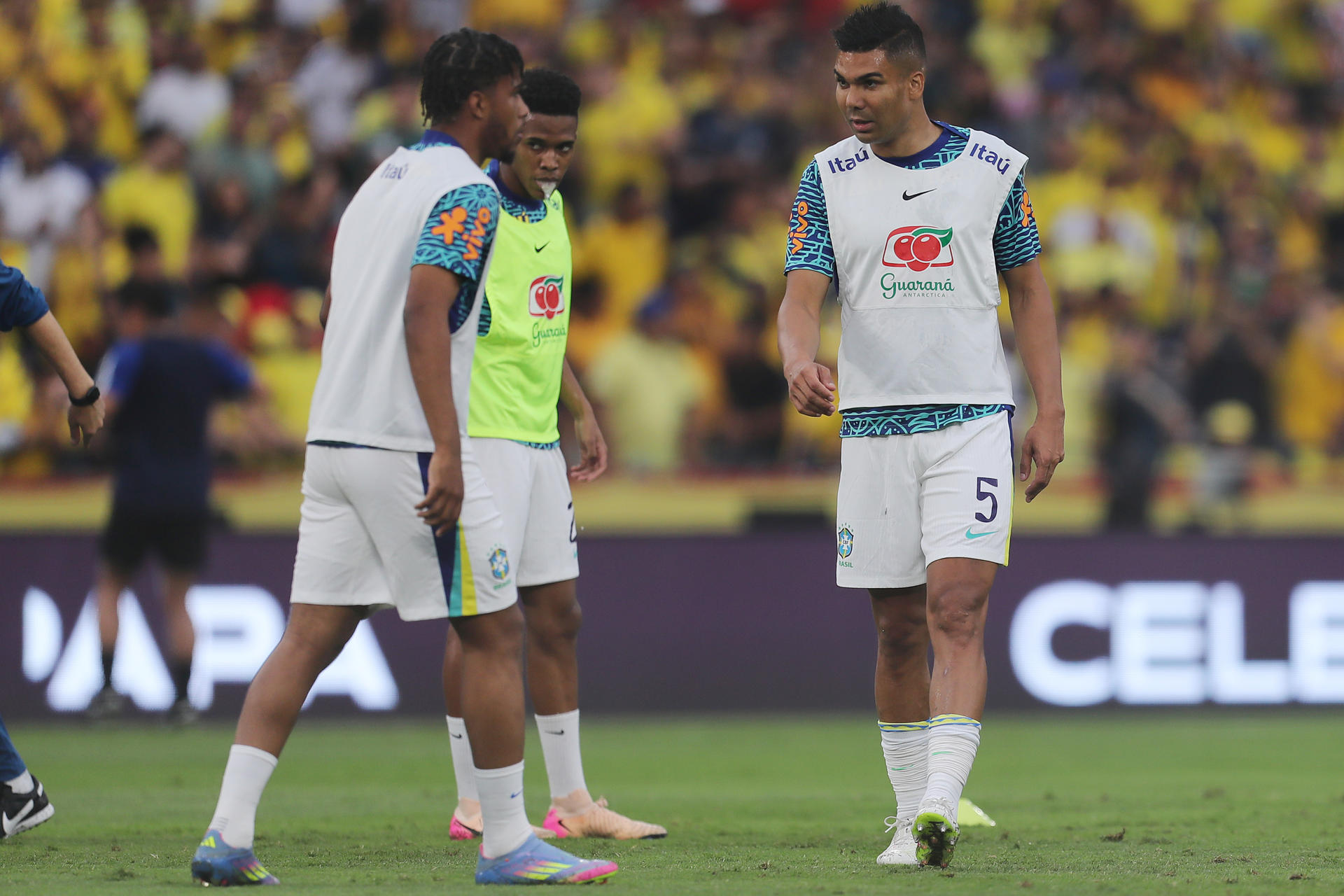 Casemiro (d) de Brasil participa en el calentamiento previo al partido de eliminatorias sudamericanas ante Ecuador. EFE/José Jacome