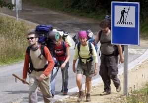 Imagen de archivo de peregrinos haciendo la ruta del Camino de Santiago. EFE/X.REY