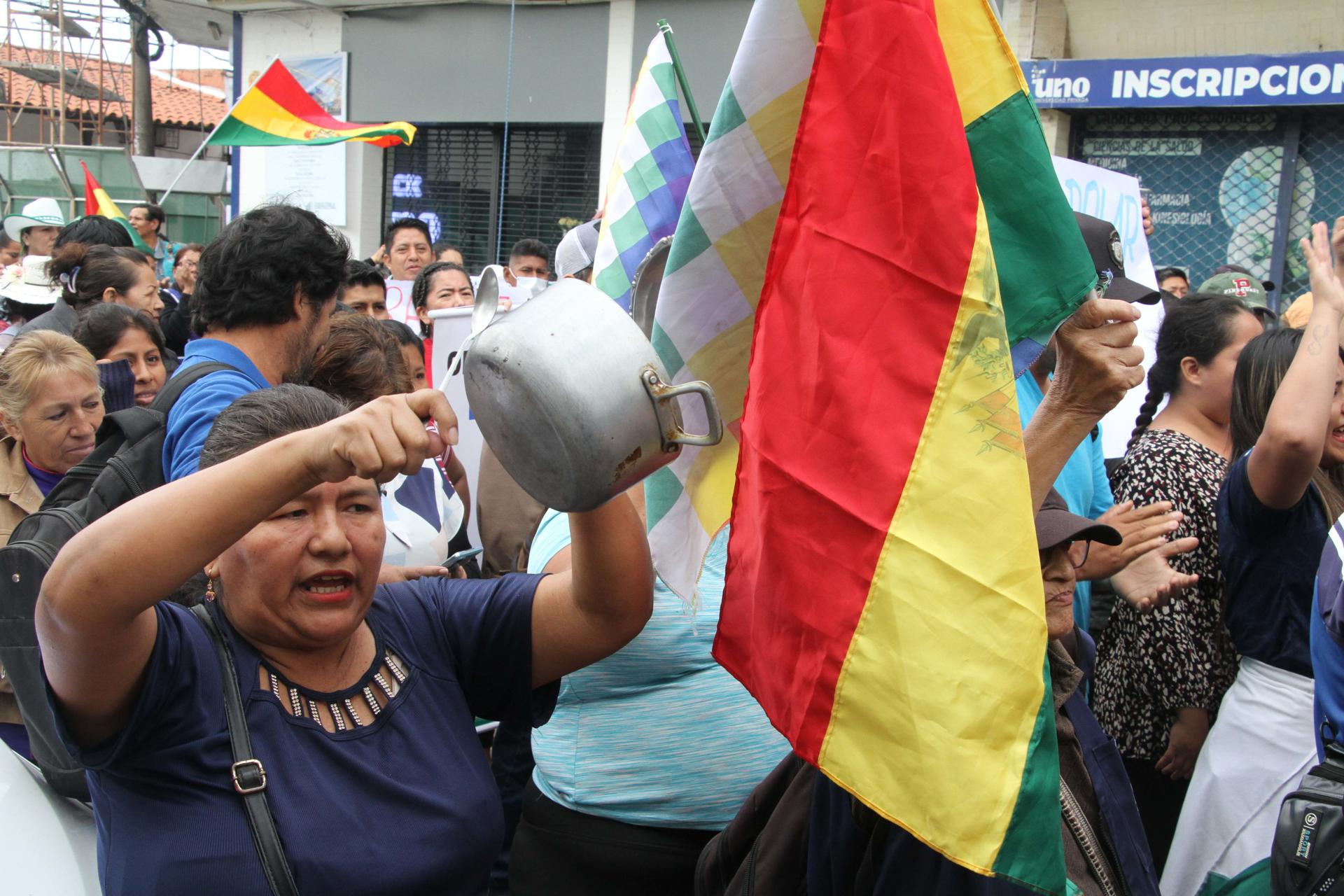 Seguidores del expresidente Evo Morales (2006-2019) protestan frente al Tribunal Departamental Electoral durante una sesión del Tribunal Supremo Electoral (TSE) este viernes, en Santa Cruz (Bolivia). EFE/Juan Carlos Torrejon