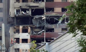 Vista de un edificio que fue alcanzado por los ataques aéreos israelíes al norte de Teherán, el 13 de junio de 2025. EFE/EPA/ABEDIN TAHERKENAREH