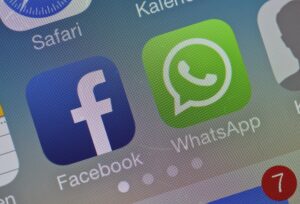 Imagen de archivo de los logotipos de Facebook y WhatsApp en la pantalla de un "smatphone". EFE/Patrick Pleul