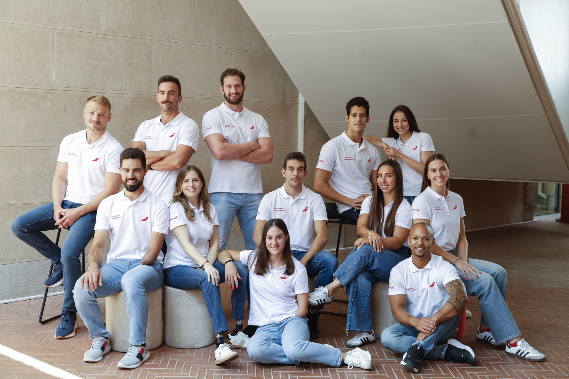Vista de la presentación de los catorce deportistas olímpicos y paralímpicos que formarán parte del nuevo equipo Iberia Talento a Bordo durante un acto celebrado en Espacio Iberia Madrid este lunes. EFE/ Javier Lizón