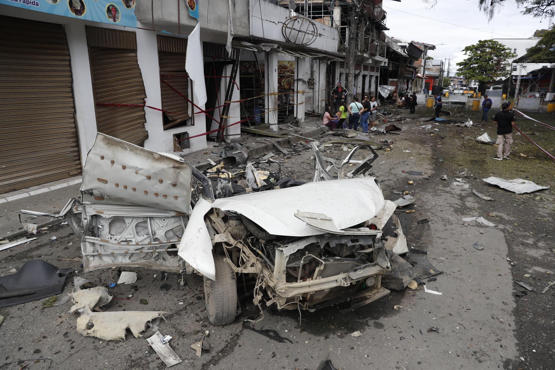 Fotografía de los escombros de un automóvil luego de una explosión este martes, en Corinto, Cauca (Colombia). EFE/ Ernesto Guzmán