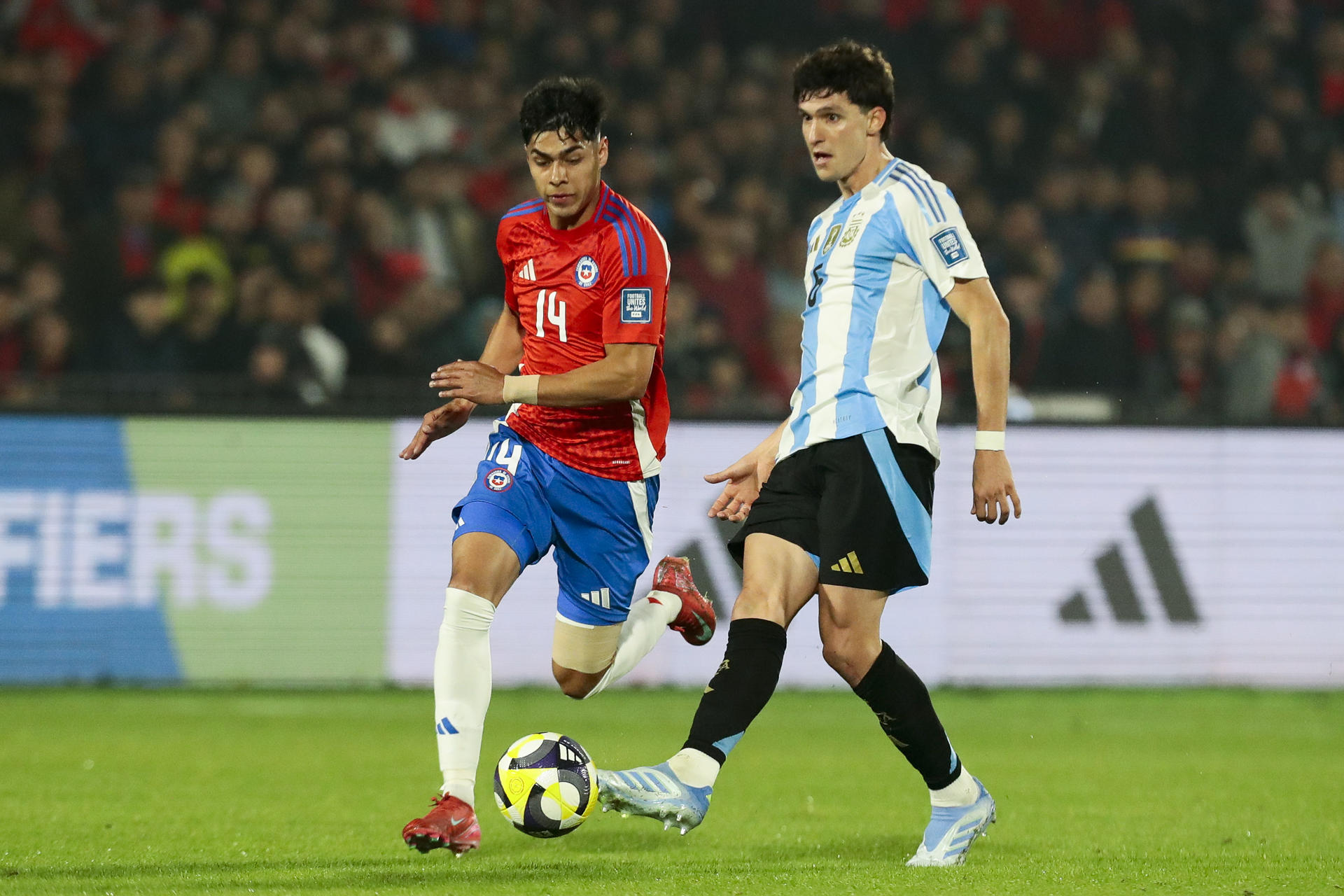 Darío Osorio (i), de Chile, disputa un balón con Leonardo Balerdi, de Argentina, durante un partido de las eliminatorias sudamericanas para el Mundial de 2026 entre las selecciones de Chile y Argentina en el estadio Nacional Julio Martínez Prádanos en Santigo (Chile). EFE/ Osvaldo Villarroel