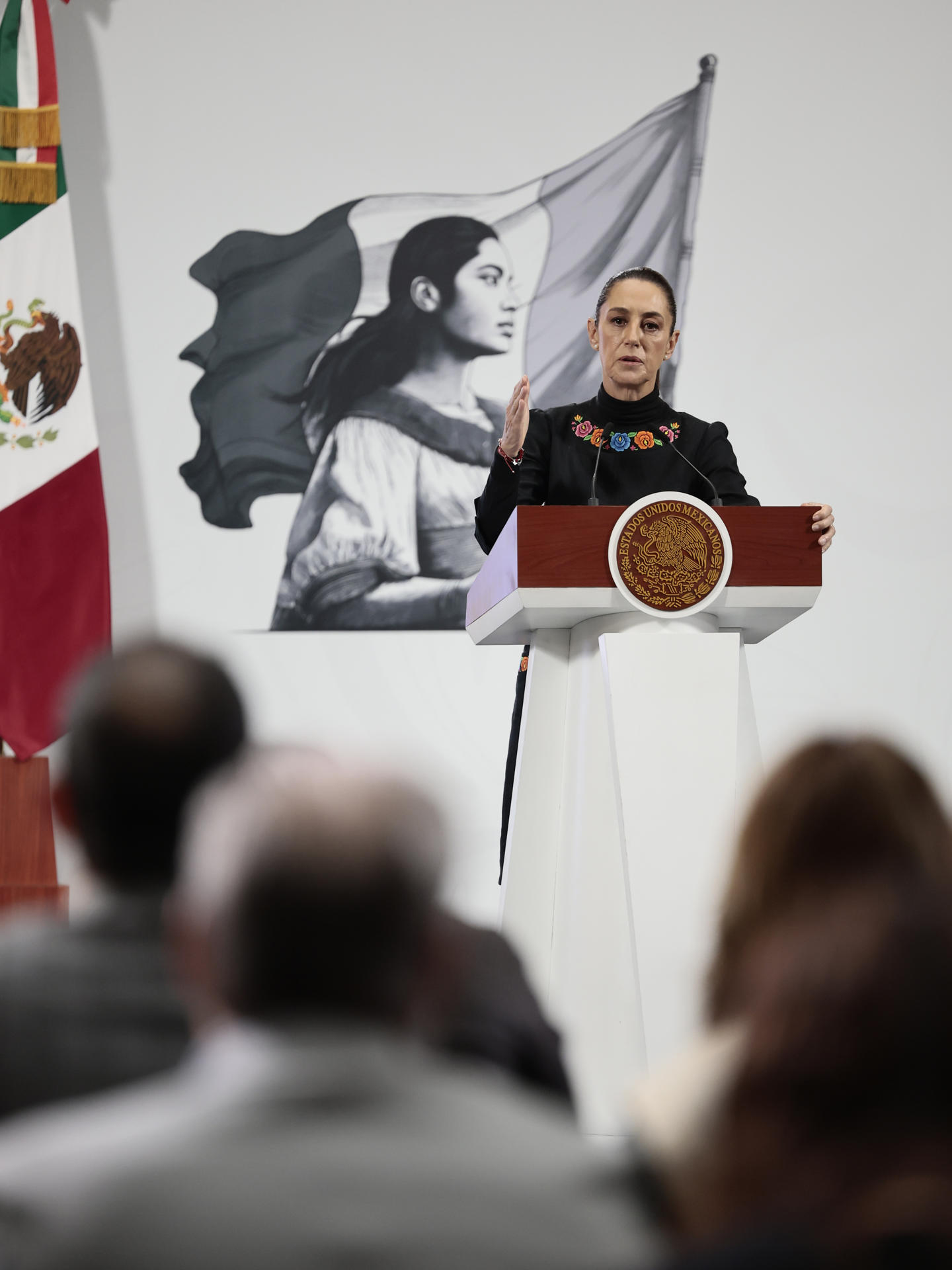 La presidenta de México, Claudia Sheinbaum, habla durante su conferencia de prensa diaria este viernes, en Palacio Nacional de la Ciudad de México (México). EFE/José Méndez
