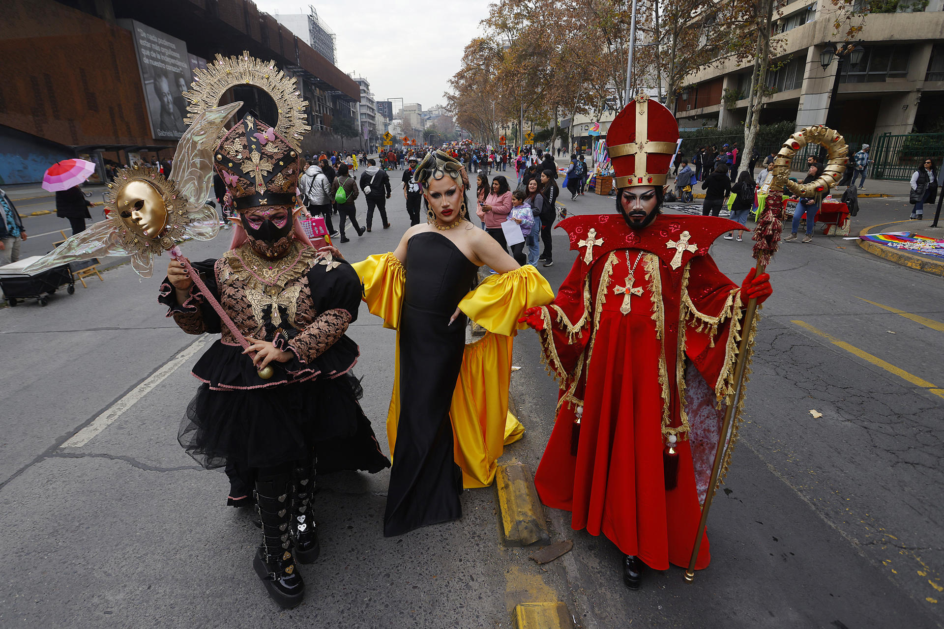 Miembros de la comunidad LGBTQ+ participan en la Marcha del Orgullo este sábado en Santiago (Chile). EFE/ Esteban Garay