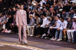 Una modelo presenta una creación de la colección Primavera/Verano 2026 del músico y diseñador estadounidense Pharrell Williams para la casa de moda Louis Vuitton durante la Semana de la Moda de París, en París, Francia, 24 de junio de 2025.EFE/TERESA SUAREZ