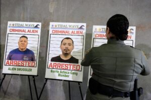 Fotografía de archivo, tomada el pasado 1 de mayo, de una oficial del ICE al colocar imágenes de personas arrestadas por el servicio de inmigración, durante una conferencia de prensa en la oficina de Operaciones de Control y Remoción del ICE, en Miramar (FL, EE.UU.). EFE/Cristóbal Herrera