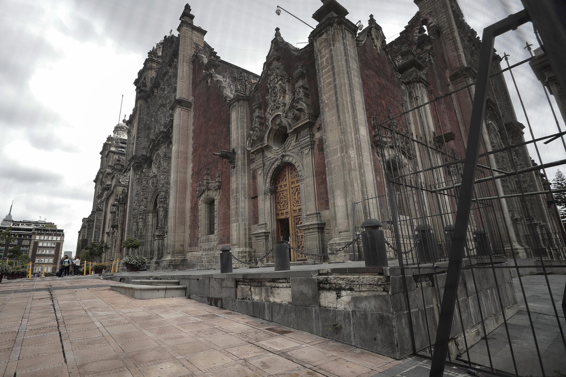 Fotografía que muestra el nivel sobre el suelo de la Catedral Metropolitana este lunes, en la Ciudad de México (México). EFE/ Isaac Esquivel