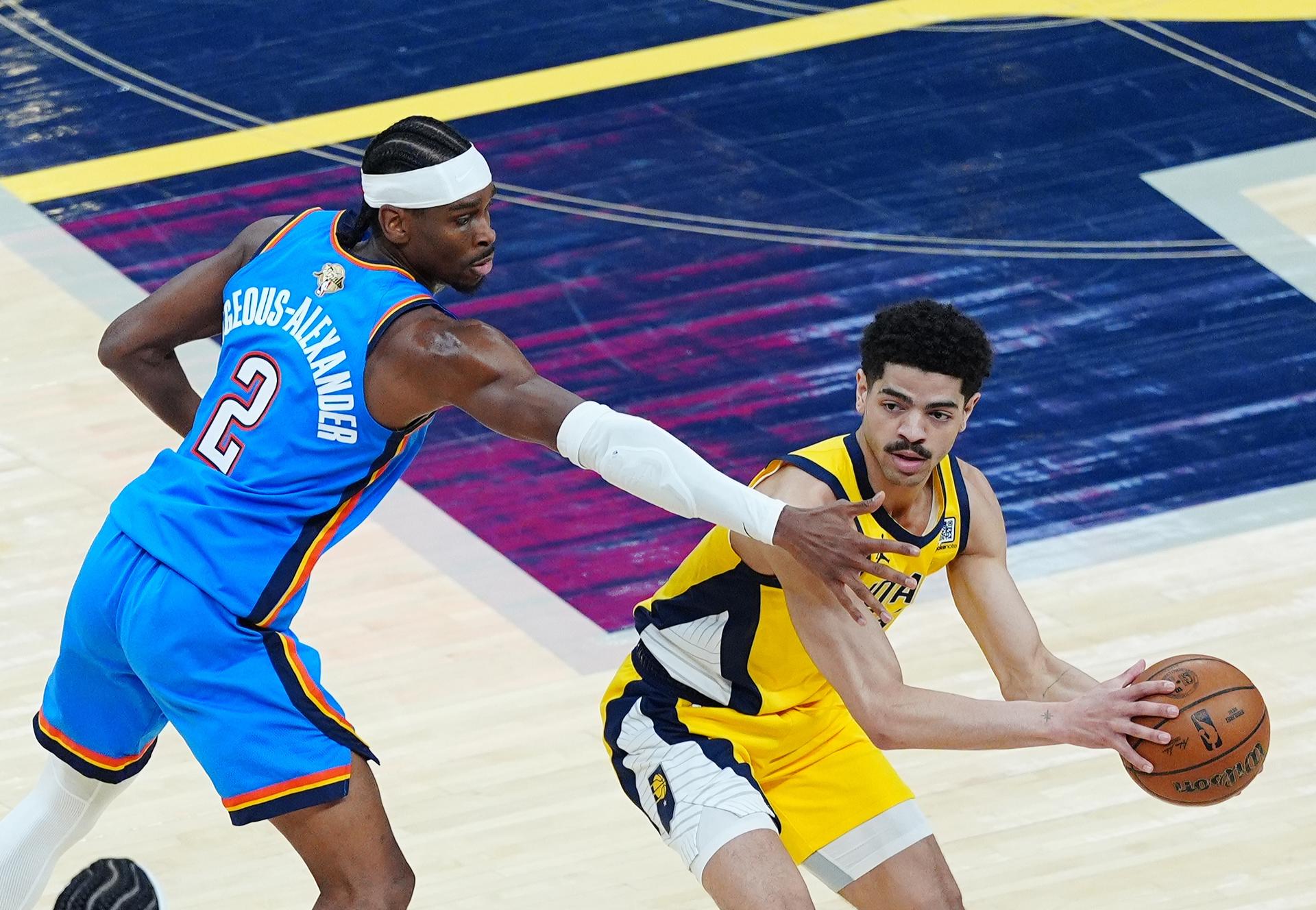 Ben Sheppard (d) de los Indiana Pacers avanza con la marca de Shai Gilgeous- Alexander (i) de los Oklahoma City Thunder. EFE/Brian Spurlock