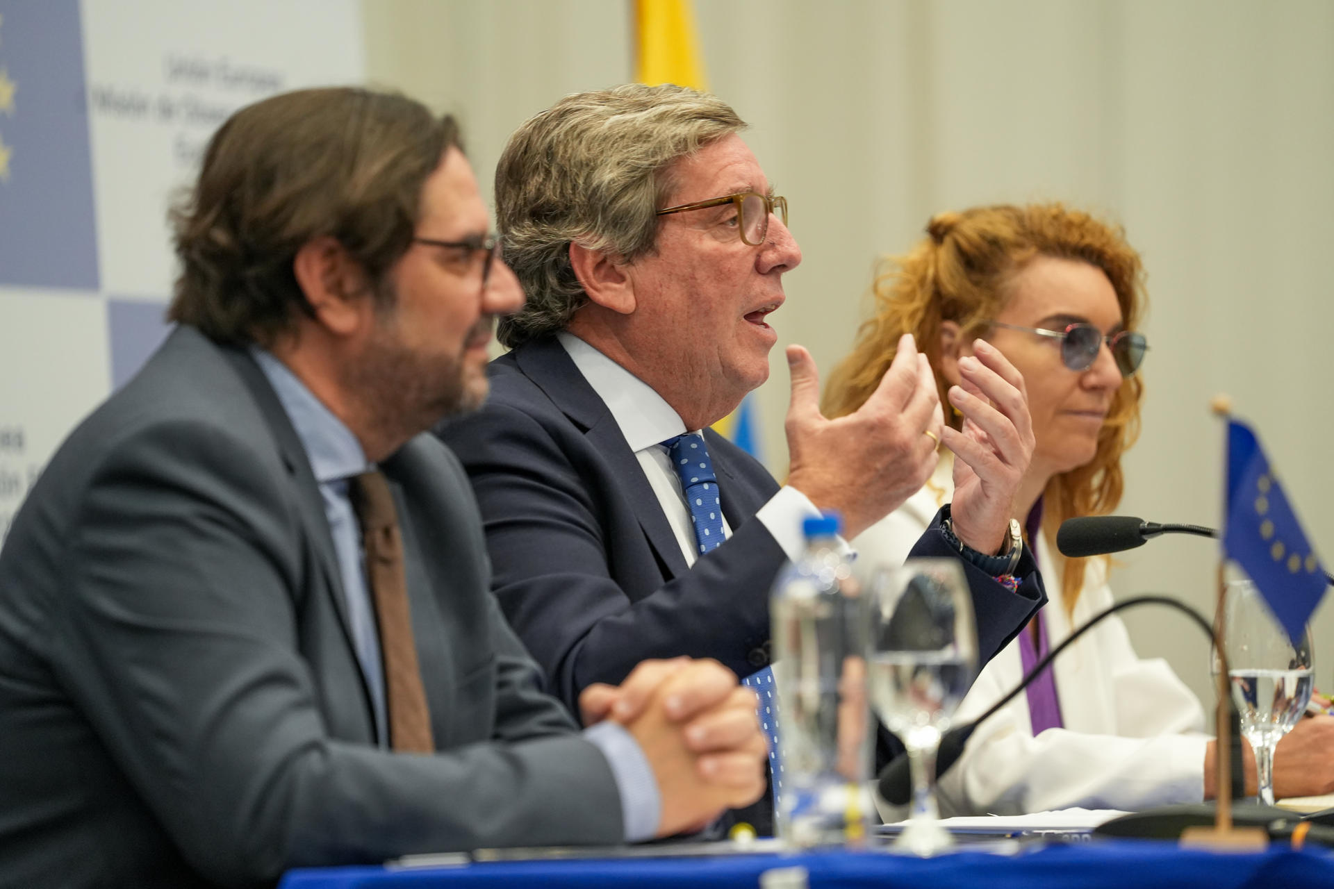 El jefe de misión de observación electoral en Ecuador de la Unión Europea (UE), Gabriel Mato (c), habla junto al jefe adjunto, José Antonio de Gabriel (i), y la analista legal, Angeles Mohedo Pérez, durante la presentación del informe final de las elecciones presidenciales, tras haber descartado desde un inicio cualquier posibilidad de fraude en el resultado que dio la reelección al actual presidente, Daniel Noboa, frente a las denuncias sin pruebas consistentes realizadas desde el correísmo. EFE/Vicente Costales