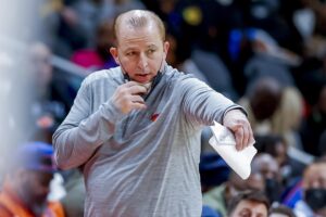 Fotografía de archivo del entrenador Tom Thibodeau, quien este martes ha dejado de se entrenador de los New York Knicks. EFE/EPA/ERIK S. LESSER