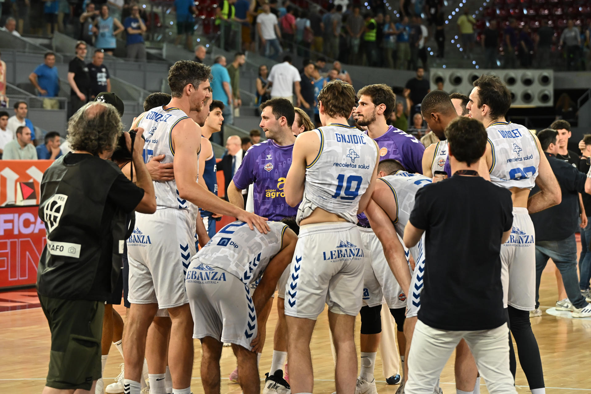 Los jugadores del Súper Agropal Palencia tras caer derrotados ante el Flexicar Fuenlabrada al término del partido de la segunda semifinal de la Final Four de ascenso a Liga Endesa que Flexicar Fuenlabrada y Súper Agropal Palencia disputan este sábado en la Caja Mágica, en Madrid. EFE/Fernando Villar
