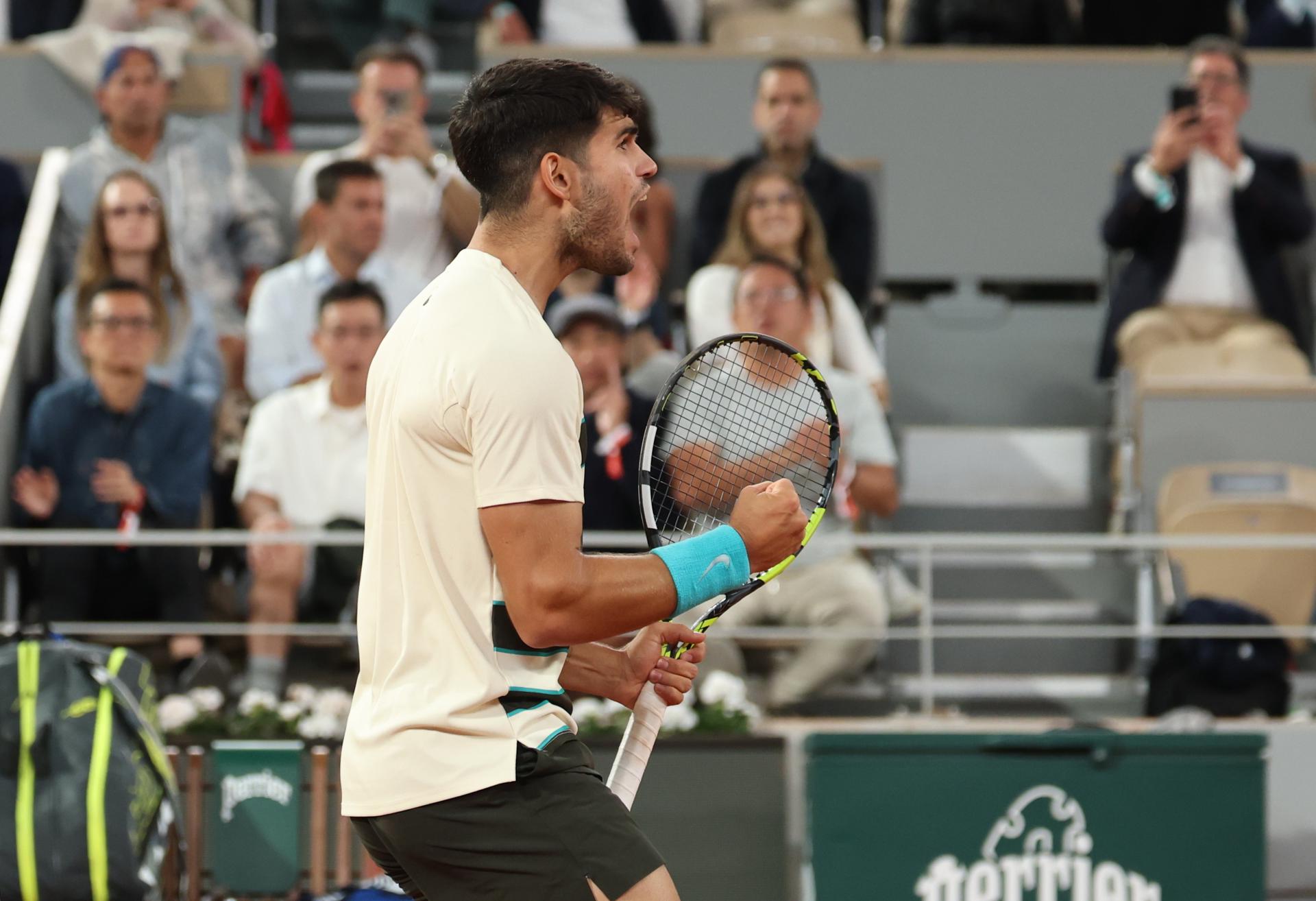 El español Carlos Alcaraz, número dos del mundo y defensor del título, durante su partido de semifinales de Roland Garros. EFE/MOHAMMED BADRA