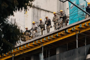 Fotografía de archivo de un grupo de obreros al descansar en un edificio en construcción, en Buenos Aires (Argentina). EFE/Juan Ignacio Roncoroni