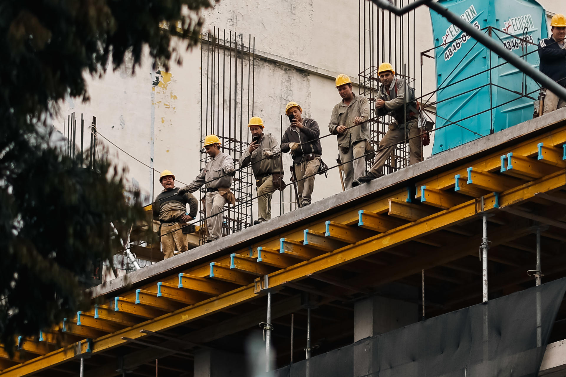 Fotografía de archivo de un grupo de obreros al descansar en un edificio en construcción, en Buenos Aires (Argentina). EFE/Juan Ignacio Roncoroni