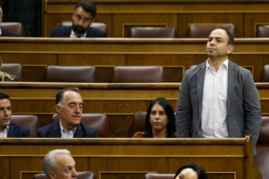 El diputado socialista por Navarra Iván Cacho (d) toma posesión de su cargo como diputado en sustitución de Santos Cerdán, antes del pleno celebrado este jueves en el Congreso. EFE/Mariscal