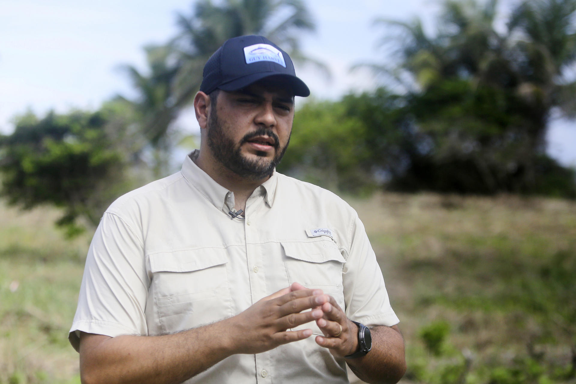 Fotografía del coordinador de proyectos de la ONG Wetlands International, Carlos Rivas, hablando durante una entrevista con EFE, en la Isla Galeta (Panamá). EFE/Carlos Lemos