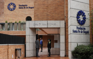 Una integrante de la policía custodia una entrada de la Fundación Clínica Santa Fe el 9 de junio de 2025, donde es atendido el senador y precandidato presidencial Miguel Uribe Turbay en Bogotá (Colombia). EFE/ Mauricio Dueñas Castañeda