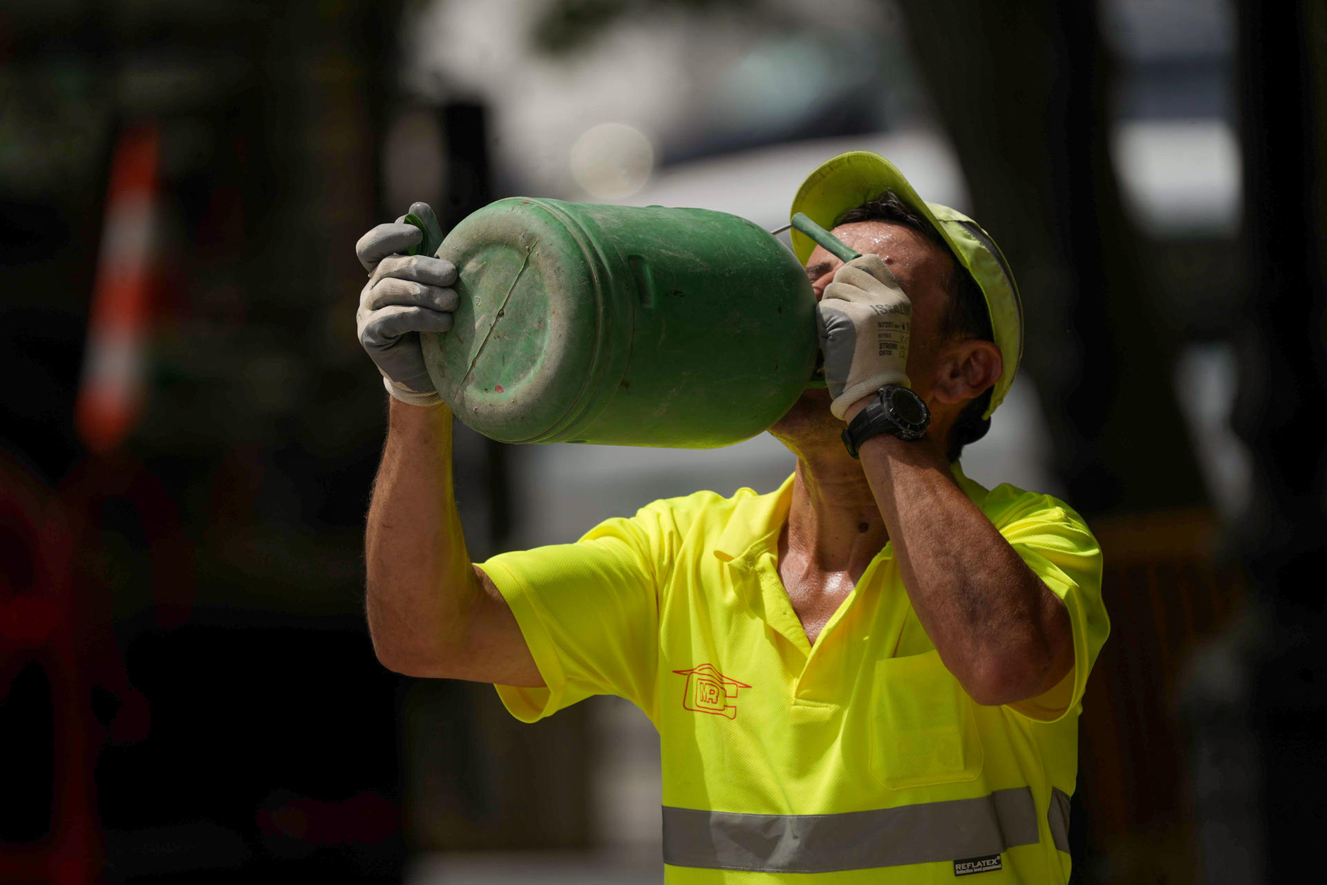 Un operario bebe agua este lunes, durante su calurosa jornada de trabajo. EFE/Rafa Alcaide