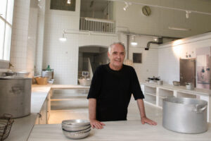 El chef Ferran Adrià durante la visita que hizo el pasado día 10 a las cocinas de La Laboral en Gijón (Asturias). EFE/Juan González