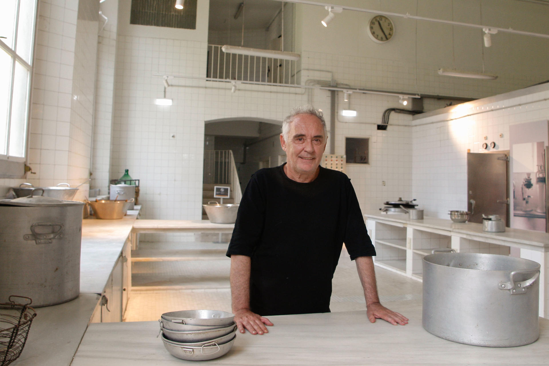 El chef Ferran Adrià durante la visita que hizo el pasado día 10 a las cocinas de La Laboral en Gijón (Asturias). EFE/Juan González