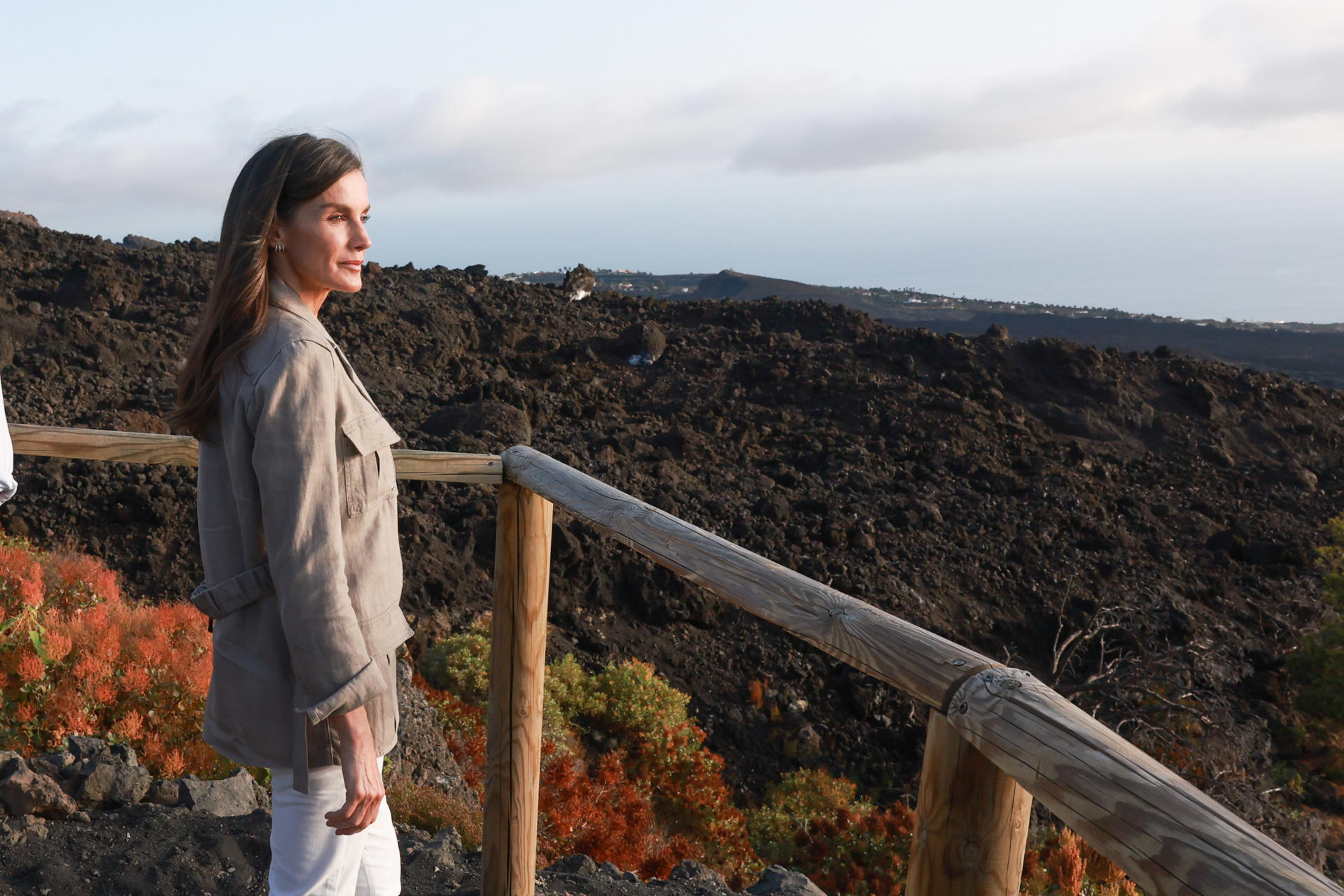 La reina Letizia observa el paisaje, durante la visita que ha realizado junto al rey Felipe, este viernes, a Los Llanos de Aridane, en la isla de La Palma, para conocer la realidad de la reconstrucción de la isla tres años y nueve meses después de la erupción del volcán Tajogaite. EFE /Casa de S.M. El Rey/José Jiménez -SOLO USO EDITORIAL/SOLO DISPONIBLE PARA ILUSTRAR LA NOTICIA QUE ACOMPAÑA (CRÉDITO OBLIGATORIO)-