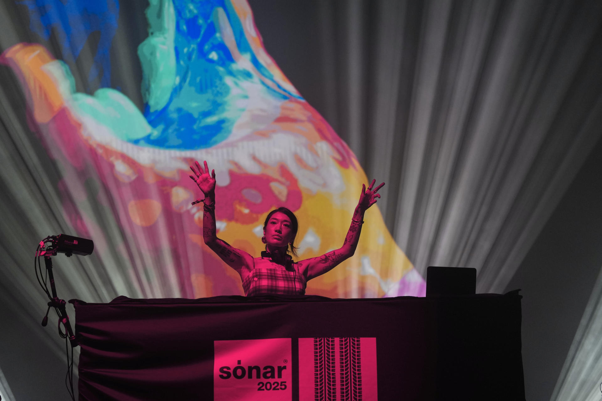Hay pocas cosas más pegajosas que el house clásico o el broken beat, y la dj y productora surcoreana Peggy Gou ha dado con una fórmula perfecta que se nutre de esa conjunción para el baile sin pretensiones, con la que ha logrado agitar y hacer sudar este viernes al público en su set del festival Sónar.saf/gcm/fp