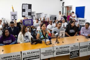 Emiselys Núñez (c), habla durante una rueda de prensa de familiares de presos políticos este miércoles, en Caracas (Venezuela). EFE/ Ronald Peña R