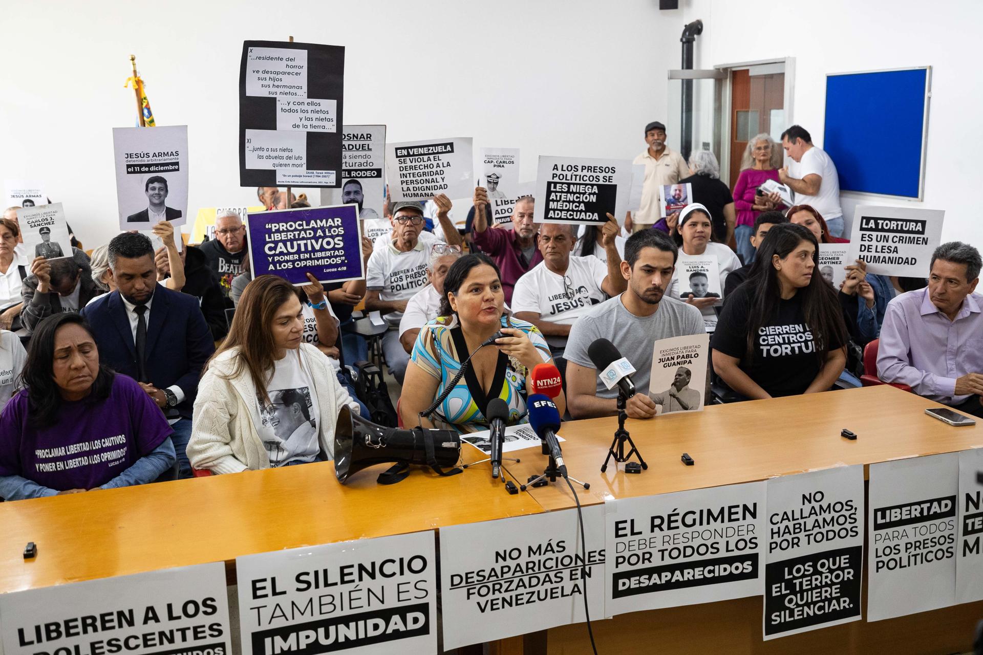 Emiselys Núñez (c), habla durante una rueda de prensa de familiares de presos políticos este miércoles, en Caracas (Venezuela). EFE/ Ronald Peña R