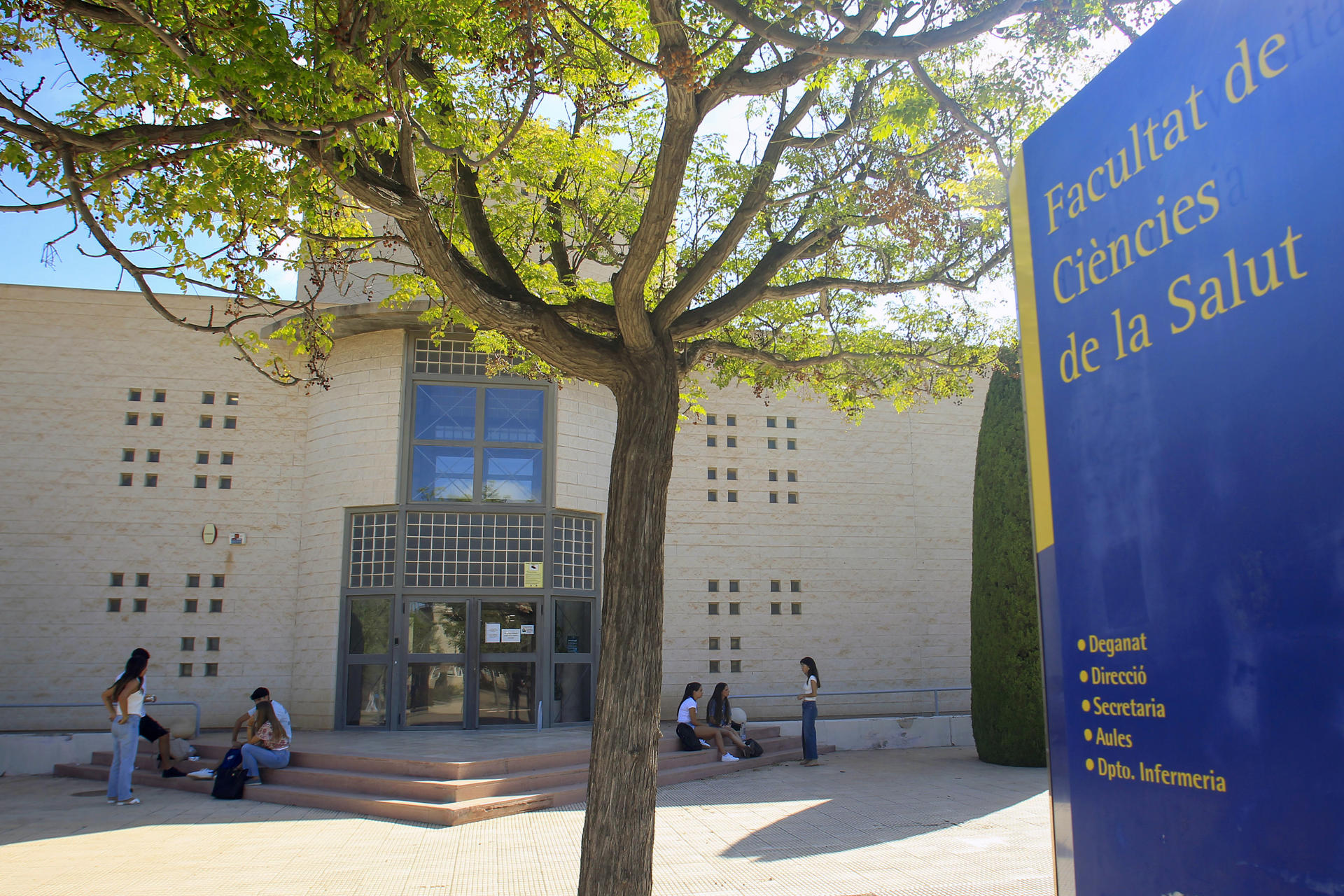 Imagen de Archivo de la entrada de una facultad de Ciencias de la Salud. EFE/Morell
