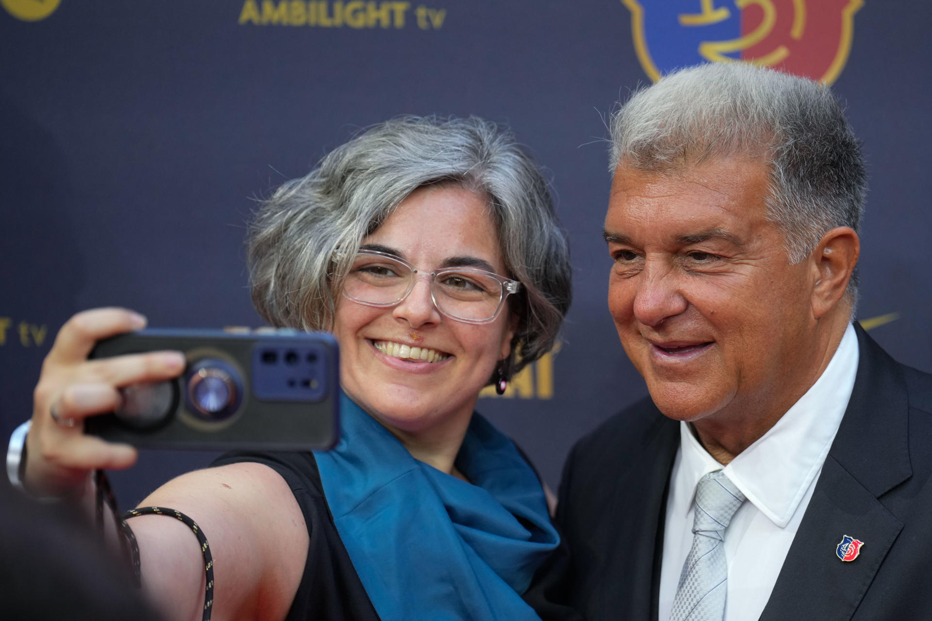 El presidente del FC Barcelona, Joan Laporta (d), se fotografía con miembros del Orfeo catalán durante la presentación de vídeo podcast La Llotja del 125, en el Palau de la Música en Barcelona. EFE/Alejandro García