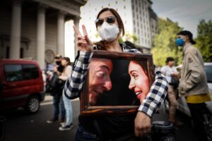 Fotografía de archivo del 17 de octubre 2021 de una persona sosteniendo una imagen de Néstor Kirchner y Cristina Fernández en la Plaza de Mayo, Buenos Aires (Argentina). EFE/ Juan Ignacio Roncoroni