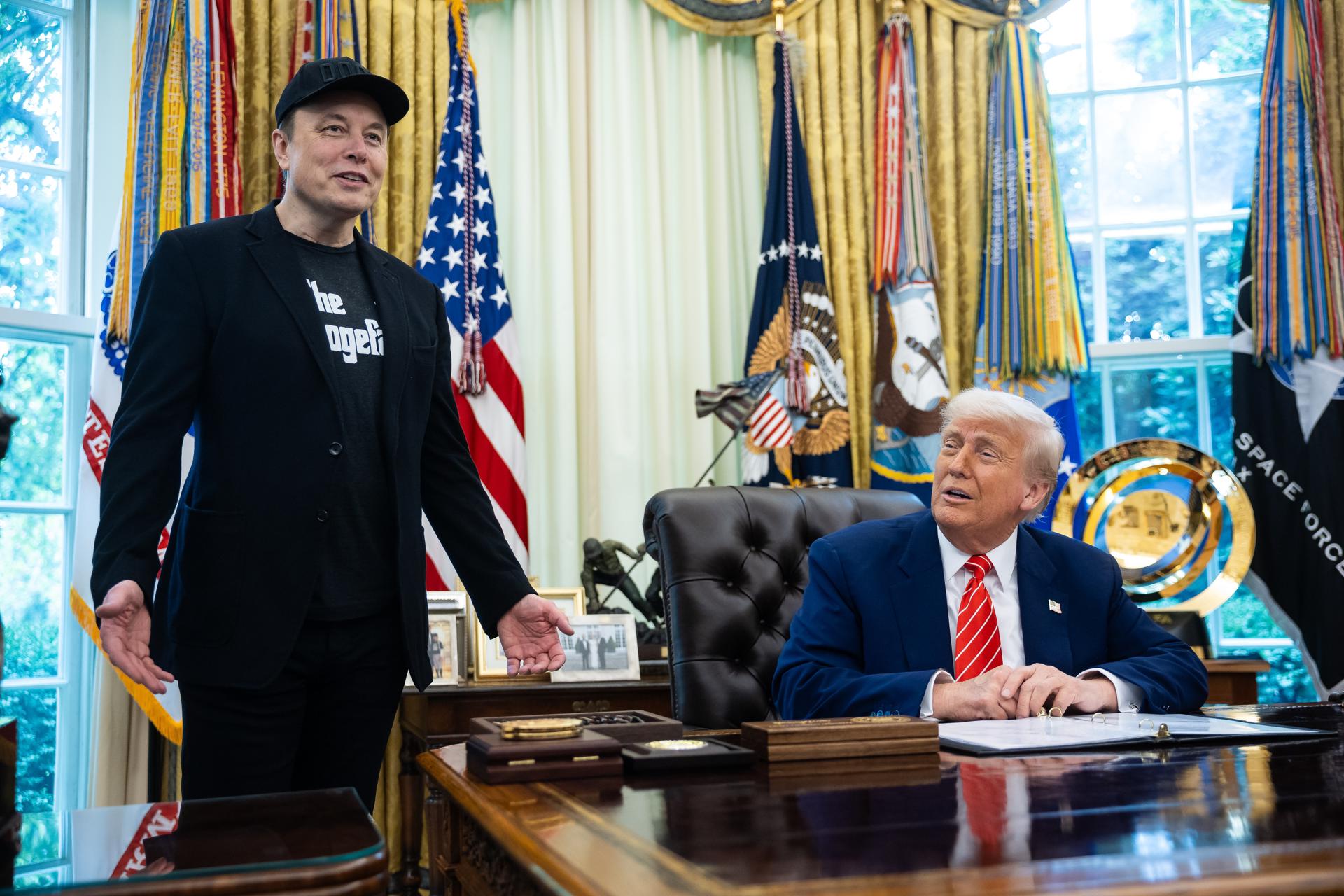 El presidente estadounidense, Donald Trump (D), y Elon Musk asisten a una conferencia de prensa en la Oficina Oval de la Casa Blanca en Washington, DC, EE. UU., 30 de mayo de 2025. EFE/FRANCIS CHUNG / POOL
