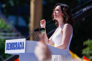 La presidenta de la Comunidad de Madrid, Isabel Díaz Ayuso, en la manifestación convocada por el PP contra el Gobierno de Pedro Sánchez este domingo en Madrid. EFE/ Javier Lizón
