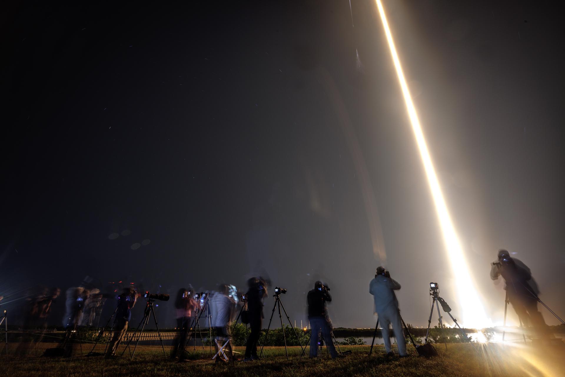 Miembros de los medios de comunicación fotografían la Misión Axiom 4 de la NASA, Axiom Space y SpaceX, a bordo de una nueva nave Dragon de SpaceX sobre un cohete Falcon 9, durante su despegue desde el Complejo de Lanzamiento 39A en el Centro Espacial Kennedy, en Florida (EE. UU.).EFE/EPA/CRISTOBAL HERRERA-ULASHKEVICH