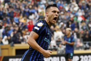 Lautaro Martínez del Inter de Milán celebra luego de anotar el empate ante Urawa Red Diamonds. EFE/JOHN G. MABANGLO