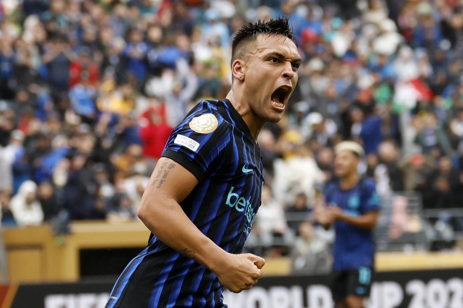 Lautaro Martínez del Inter de Milán celebra luego de anotar el empate ante Urawa Red Diamonds. EFE/JOHN G. MABANGLO