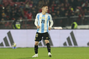 Franco Mastantuono de Argentina en acción ante Chile en su debut con la Albiceleste a los 17 años. EFE/Osvaldo Villarroel