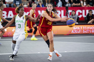 La española Juana Camilión (d) durante el último encuentro de fase de grupos del Mundial de 3x3 disputado ante Brasil este jueves en Ulán Bator (Mongolia). EFE/ Viktor Rebay / FEB