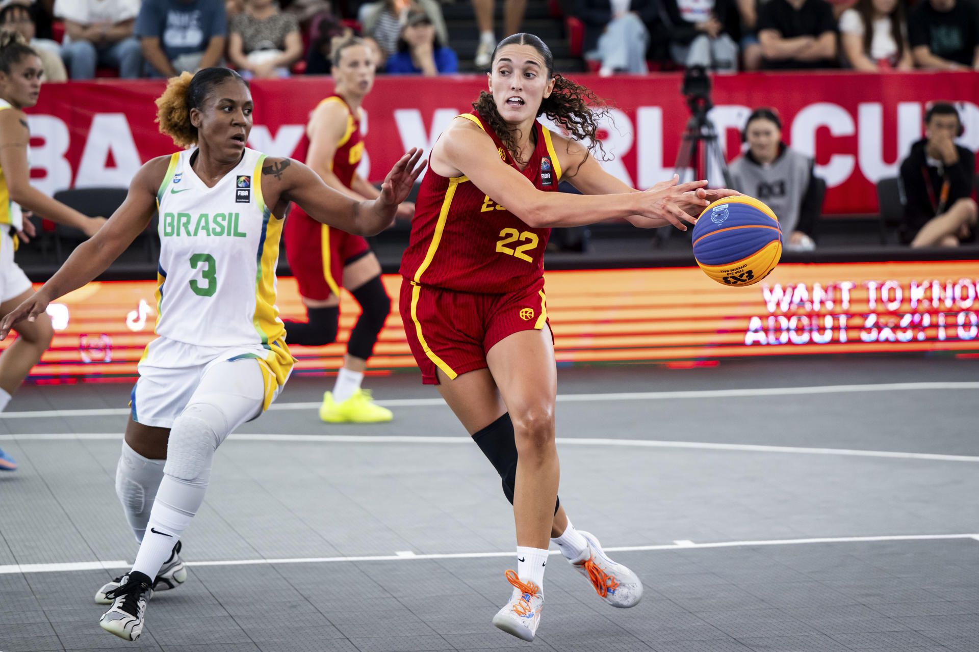 La española Juana Camilión (d) durante el último encuentro de fase de grupos del Mundial de 3x3 disputado ante Brasil este jueves en Ulán Bator (Mongolia). EFE/ Viktor Rebay / FEB