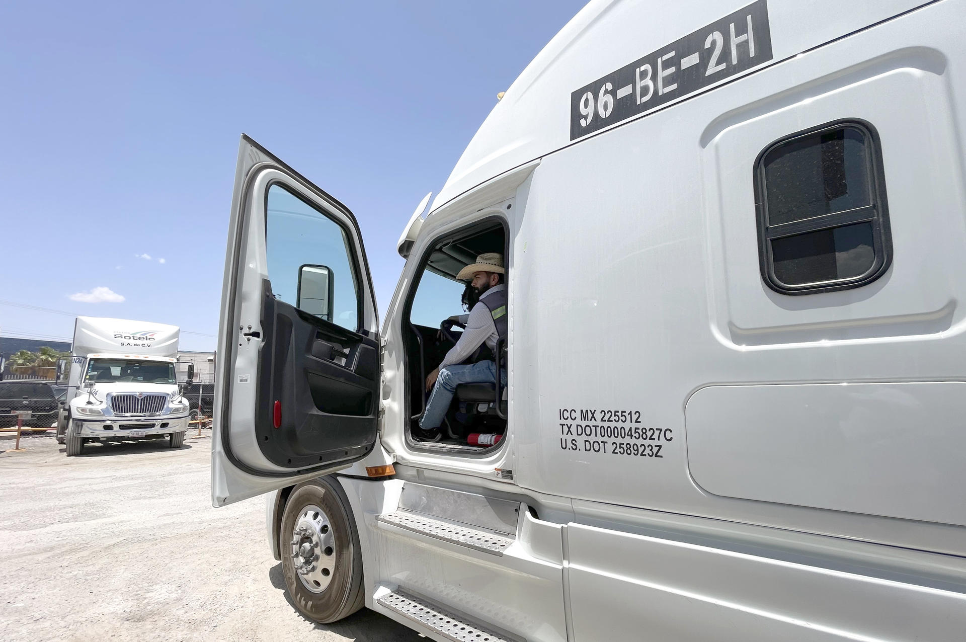 El conductor de la empresa Fletes Sotelo, Cesar Granados, fue captado este sábado, 21 de junio, en la cabina de su camión en Ciudad Juárez (México). EFE/Luis Torres
