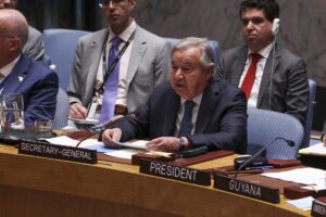 El secretario general de las Naciones Unidas, António Guterres (2d), fue captado el pasado 20 de junio al intervenir ante el Consejo de Seguridad de la ONU, en la sede del organismo, en Nueva York (NY, EE.UU.). EFE/Sarah Yenesel