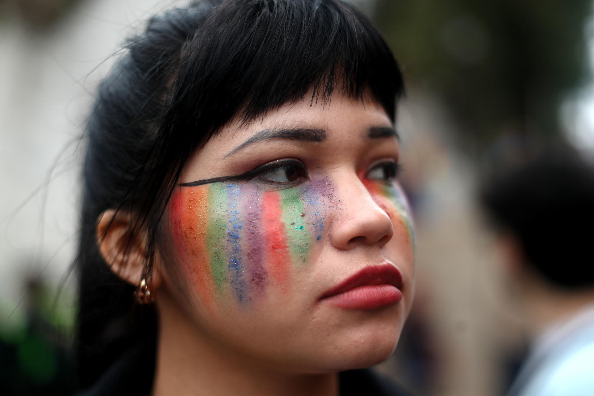 Una persona participa en una marcha por el Día Internacional del Orgullo LGTBI este sábado, en Asunción (Paraguay). EFE/ Juan Pablo Pino