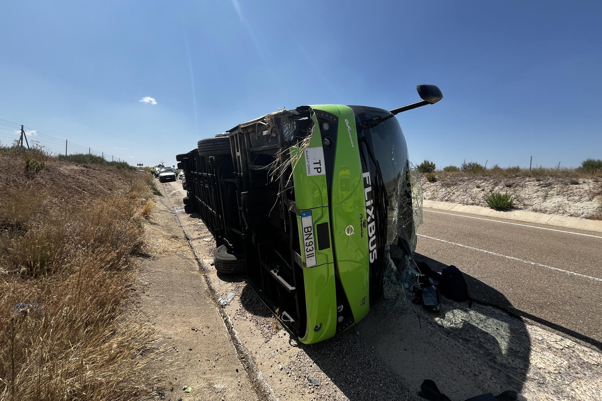 Varias personas han sufrido heridas leves este lunes al volcar en autobús en el que viajaban por la autovía A-62, a la altura del municipio salmantino de Fuentes de Oñoro, cerca de la frontera española con Portugal, según han confirmado a EFE fuentes del Servicio de Emergencias 112. EFE/Carlos García