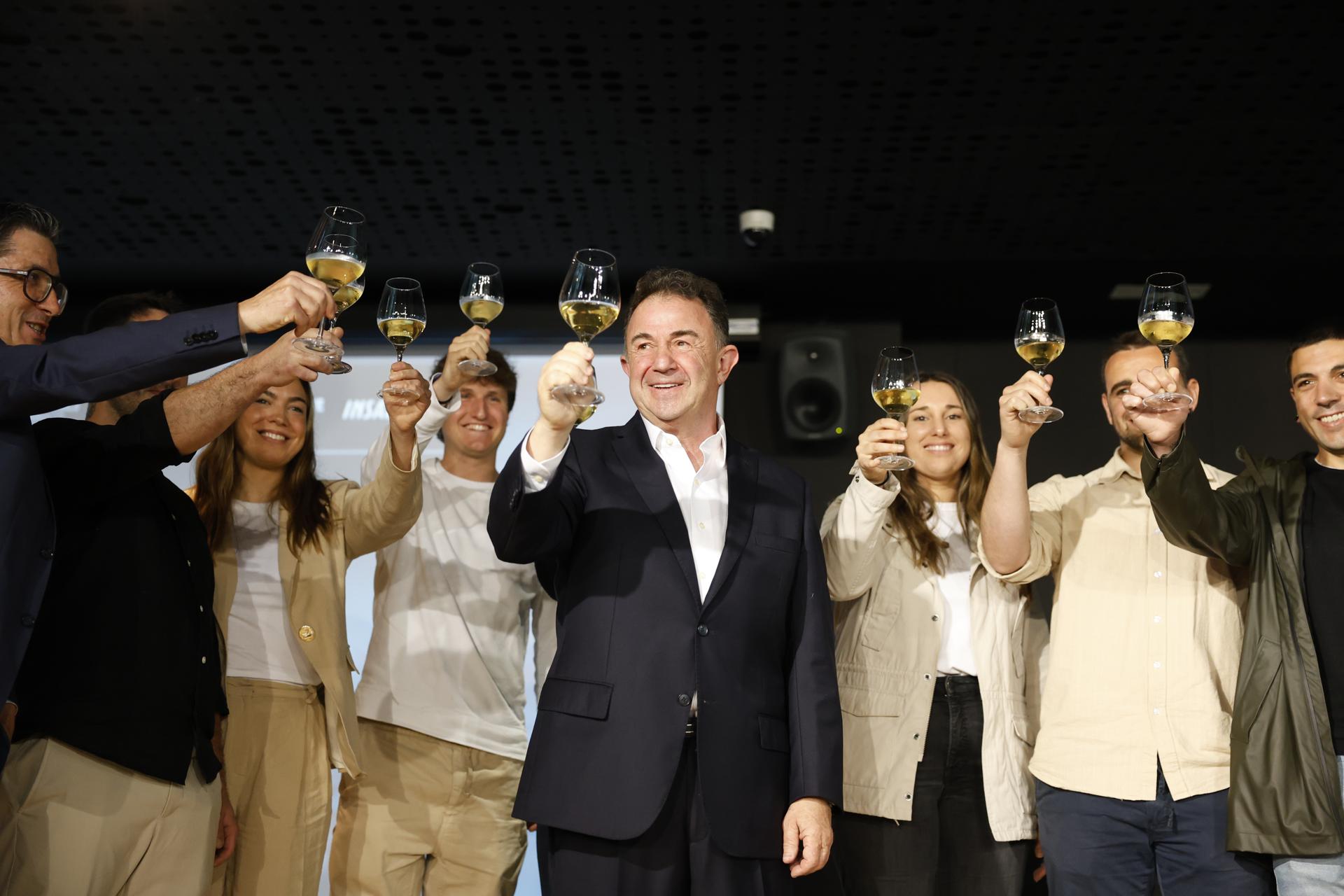 El chef Martín Berasategui (c) ha recibido un homenaje este lunes durante una nueva edición del Encuentro de la Gastronomía Vasca en torno al papel del mar y de la parrilla como elementos identitarios del arte culinario en Euskadi en Getaria (Gipuzkoa), en el que participan cerca de 250 profesionales vinculados con la gastronomía vasca. EFE/ Juan Herrero