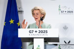 La presidenta de la Comisión Europea, Ursula von der Leyen, habla durante una rueda de prensa en el marco de la Cumbre de Líderes del G7 en Kananaskis, Alberta, Canadá. EFE/EPA/SPENCER COLBY