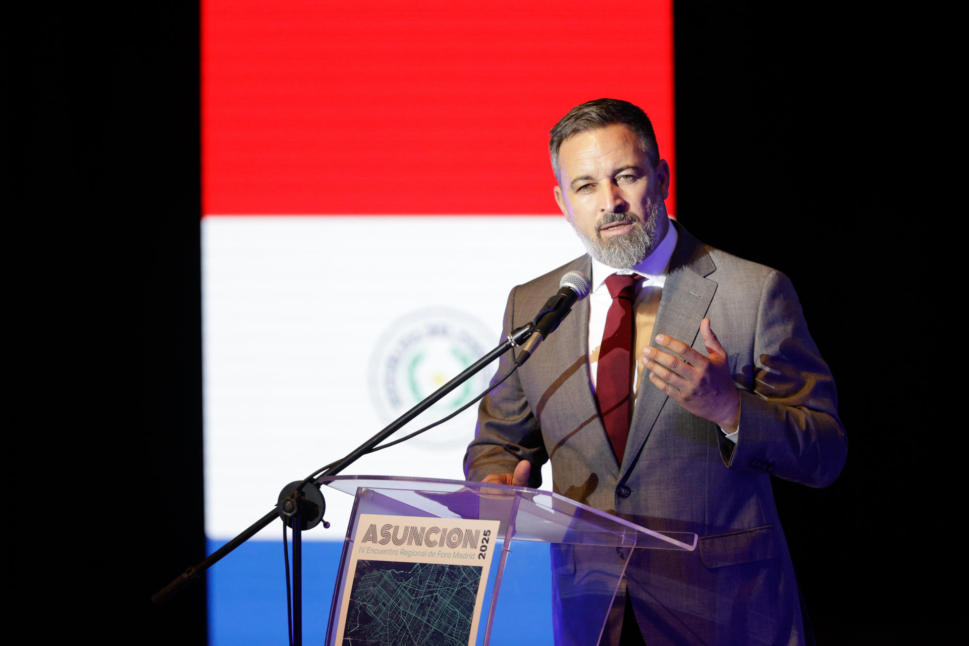 El presidente del partido español de extrema derecha Vox, Santiago Abascal, habla en la apertura del IV Foro Encuentro Regional de Foro Madrid este 12 de junio de 2025, en Asunción (Paraguay). EFE/ Juan Pablo Pino